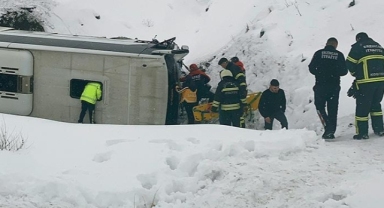 Erzincan'da yolcu otobüsü şarampole devrildi! Kazadan ilk bilgiler
