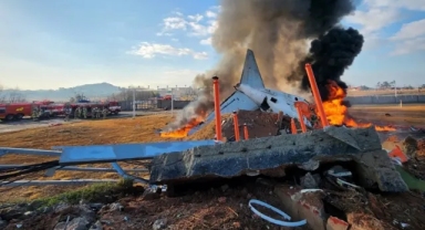 Güney Kore'de yolcu uçağı inişte kaza yaptı!