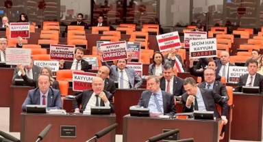 İçişleri Bakanı Yerlikaya’ya Genel Kurul’da kayyum protestosu