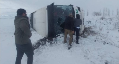 Kars’ta yolcu otobüsü devrildi: Çok sayıda yaralı var