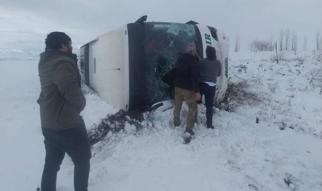 Kars’ta yolcu otobüsü devrildi: Çok sayıda yaralı var