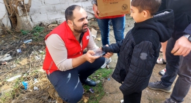 Kızılay’dan Çocuklara Çikolata İkramı