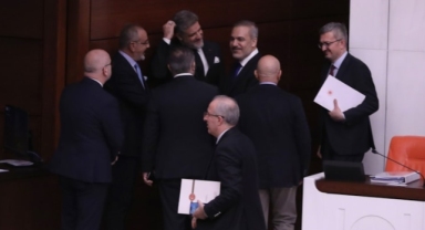 Meclis'te dikkat çeken kare: Sırrı Sakık ve Bakan Fidan sohbet etti