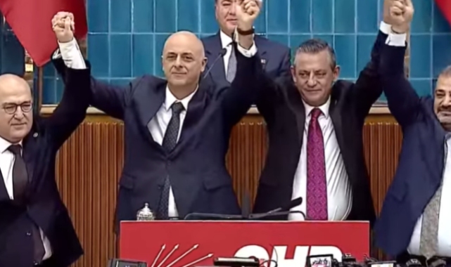 Özgür Özel, Ümit Özlale'ye CHP rozeti taktı