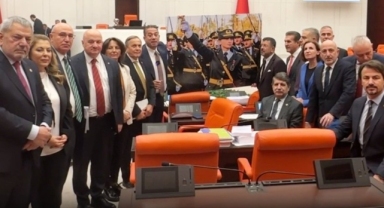TBMM'de teğmenlerin disipline sevk edilmesine protesto