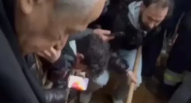 Devlet Bahçeli, Ferdi Tayfur'un cenaze töreninde mezara toprak attı