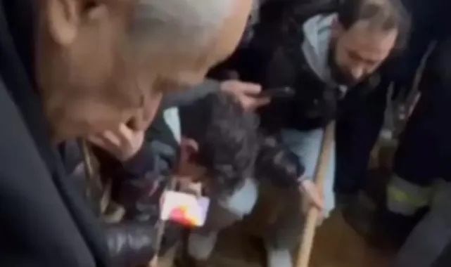 Devlet Bahçeli, Ferdi Tayfur'un cenaze töreninde mezara toprak attı