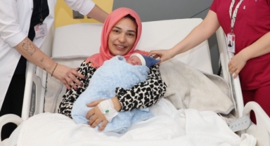 İzmir’de yeni yılın ilk bebeği Mahir Deniz oldu