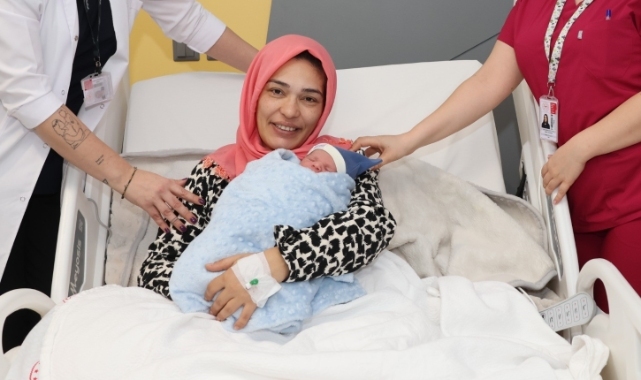 İzmir’de yeni yılın ilk bebeği Mahir Deniz oldu