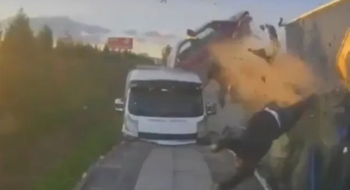 Alkollü sürücü park halindeki çekiciye çarptı