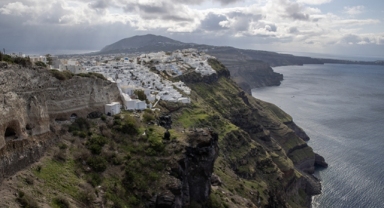 Ege'deki Yunan adası Santorini'deki volkan aktif hale geldi