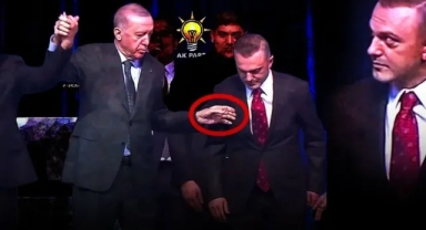 Erdoğan'dan AK Parti kongresinde dikkat çeken hareket: Eliyle itti!