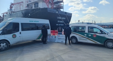 İzmir'de tankerde 20 ton 600 kilogram kaçak akaryakıt ele geçirildi