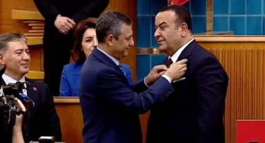 Adnan Beker CHP'ye katıldı, rozetini Özgür Özel taktı