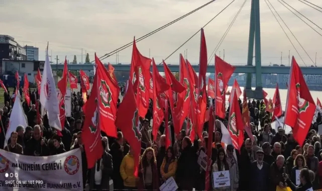 Alevi dernekleri çağrı yapmıştı: Almanya'da binlerce kişi Suriye'deki katliama karşı eylem düzenledi
