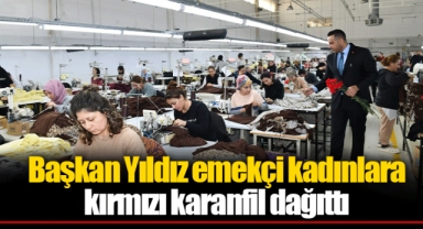 Başkan Yıldız emekçi kadınlara kırmızı karanfil dağıttı