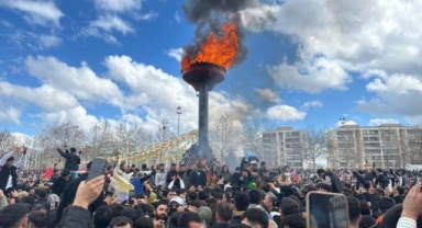 Diyarbakır'da Newroz ateşi yakıldı