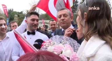 Evlenip Saraçhane'ye geldiler, Özgür Özel rozetini taktı