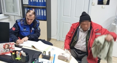 Görme engelli taklidi yapan dilencinin üzerinden 32 bin lira çıktı!