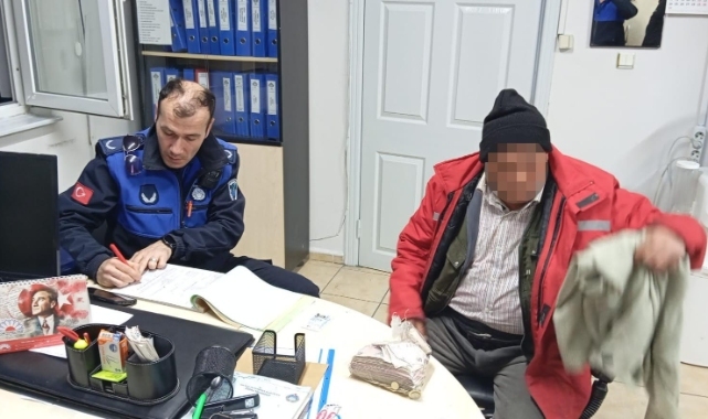 Görme engelli taklidi yapan dilencinin üzerinden 32 bin lira çıktı!