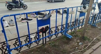 Gözaltına alınan ve ezilme tehlikesi geçirenlerin ayakkabıları Saraçhane'de asıldı