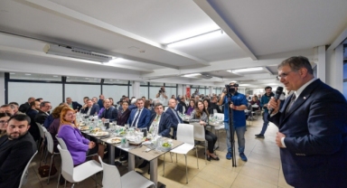 İzmirli meclis üyeleri aynı sofrada iftar yaptı
