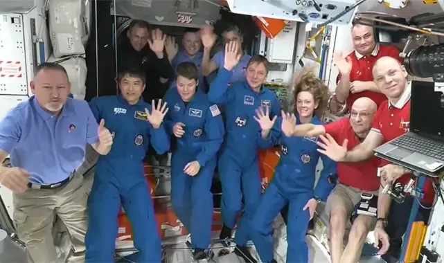 NASA'nın mahsur kalan astronotları kurtarma görevi başladı: Uzaylı kostümüyle karşılama