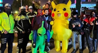 'Protestocu Pikachu' dan polislerle poz