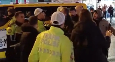 Taksi şoförü, aracını eylemcilerin üzerine sürdü