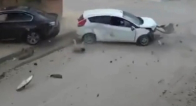 2 otomobil çarpıştı, çocuk camdan fırladı