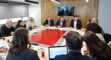 CHP Genel Başkanı Özgür Özel, tutuklu gençlerin aileleriyle bir araya geldi