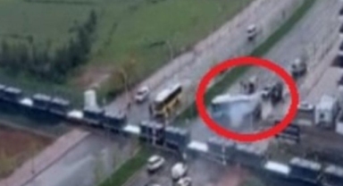 Diyarbakır'da faciadan dönüldü: Yük treni, belediye otobüsüne çarptı
