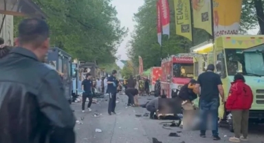 Kanada'da araç kalabalığın arasına daldı! Ölü ve yaralılar var