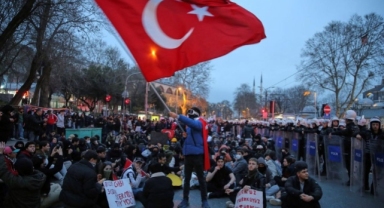 Özel bir kez daha Starmer'a yüklendi: