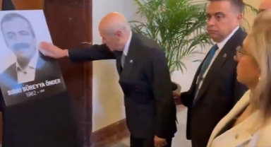 Bahçeli, Sırrı Süreyya Önder’in fotoğrafını okşayarak taziyelerini iletti