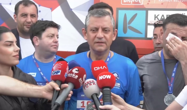 CHP Genel Başkanı Özgür Özel, 10K Kadıköy Halk Koşusu’nu tamamladı: “Seneye bu maratonları Ekrem Başkanla birlikte koşacağız”