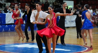 Dansçılar, hünerlerini İzmir'de sergiliyor