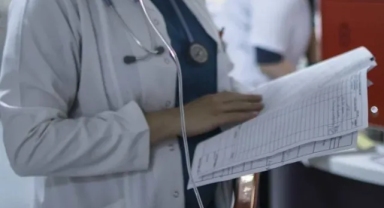 Devlet hastanesinde para karşılığı hasta tedavi eden doktor gözaltında