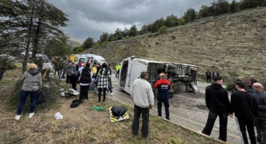 Isparta'da yolcu midibüsü devrildi: Çok sayıda yaralı!