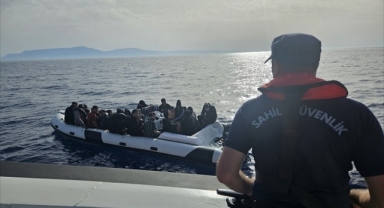 İzmir açıklarında 37 düzensiz göçmen yakalandı