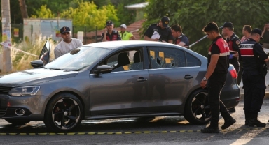 İzmir'de seyir halindeki otomobile silahlı saldırıda 3 kişi öldü, 3 kişi yaralandı