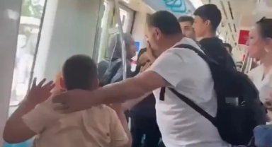 Marmaray'da çocuklarının yanında babayı darbeden iki şahıs yakalandı
