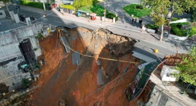 Maslak'ta yol çöktü: Doğalgaz sıkıştı, patlama oldu!