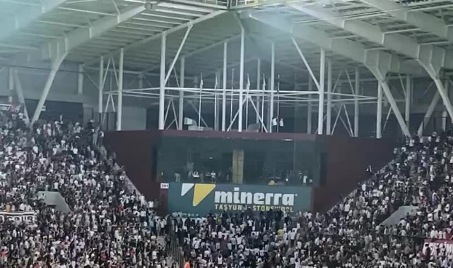 Olaylı geçen Elazığspor-Vanspor maçı tatil edildi…  Vansporlu futbolcular ve hakemler zırhlı araçlarla stattan ayrıldı