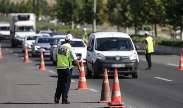 Trafik ihlallerine cezalar ağırlaştırılacak: Kırmızı ışık, aşırı hız ve şerit ihlali tekrarlarında ehliyet iptali öngörülüyor