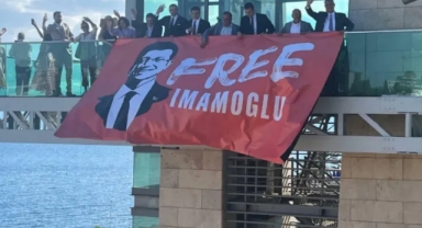 Antalya'da kent merkezine 'Free İmamoğlu' pankartı asıldı