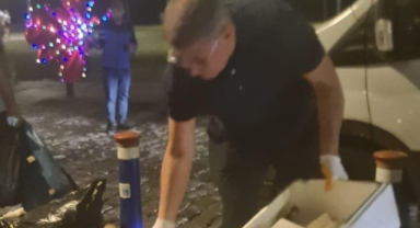Başkan Tugay elleriyle çöp topladı. İzmirlilere Çağrı: