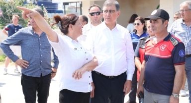 Başkan Tugay Foça'da yangın bölgesinde