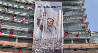 CHP Genel Merkezi'ne Ferdi Zeyrek pankartı asıldı: 'Unutmayacağız'