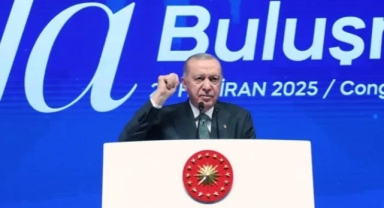 Erdoğan'a gelen telefon: Programa yaklaşık yarım saat ara verdi